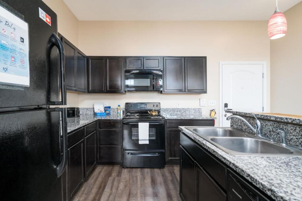 Private Bedroom Downtown Indy - Shared Индианаполис Екстериор снимка