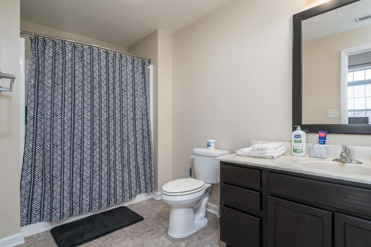 Private Bedroom Downtown Indy - Shared Индианаполис Екстериор снимка